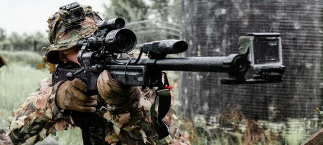 Novritsch(Airsoft youtuber) using a scope cam